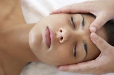 Gesichts- und Dekolleté-Massage Trier Pflegende Gesichts- und Dekolleté-Massage
mit Vitaminmaske und Infrarotlicht in Trier.