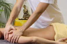 SOS Rückenmassage Trier SOS Rückenmassage in meiner Wellness-Räumlichkeit bei akuten Verspannungen an Nacken und Schulter.